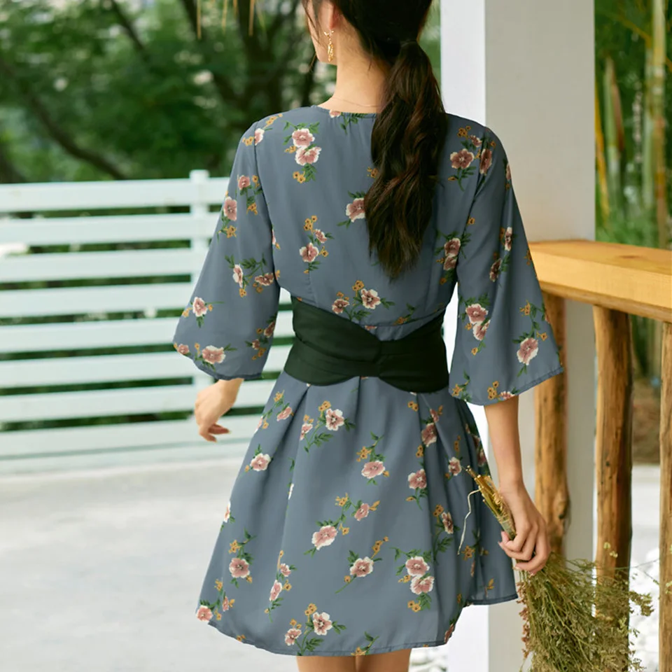 Женское винтажное платье-трапеция с v-образным вырезом и коротким рукавом |