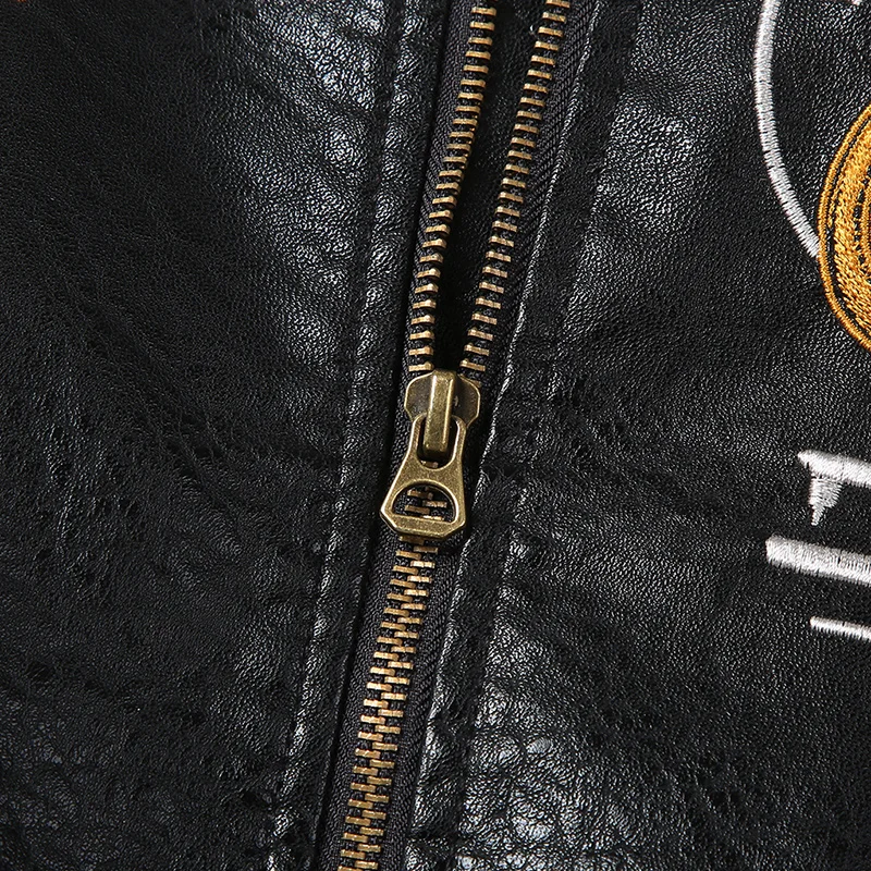 Мужская кожаная куртка из искусственной кожи с вышитыми буквами винтажная - Фото №1