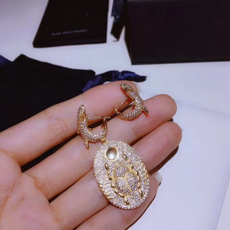 Храм S925 Серебряная Акула Scarab ассиметричные болтающиеся серьги 18K золото Цвет с AAA