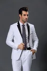 Белые модные смокинги для жениха на заказ, мужские свадебные костюмы шафера с вырезом на лацкане (пиджак + брюки + галстук)