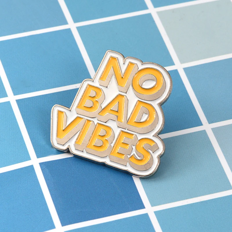 Заявленная значковая булавка простое и четкое выражение идей No Bad Vibes