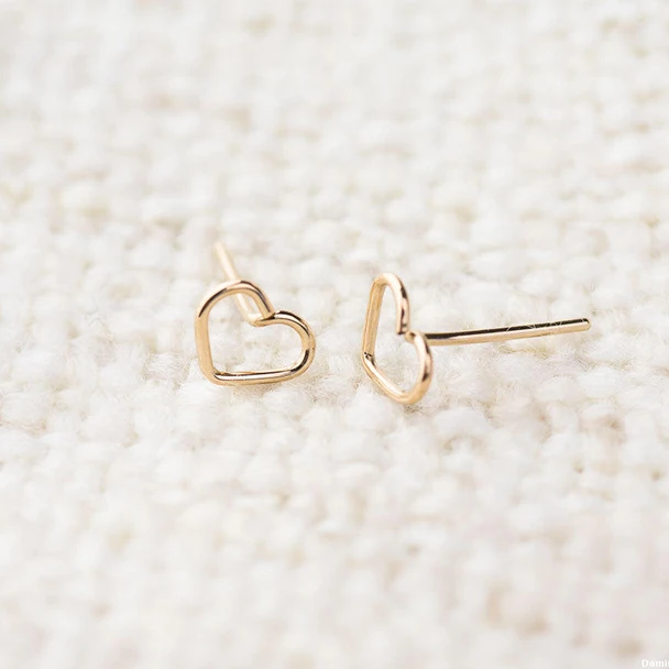 PINJEAS крошечные серьги в форме сердца заполненные или покрытые проволокой