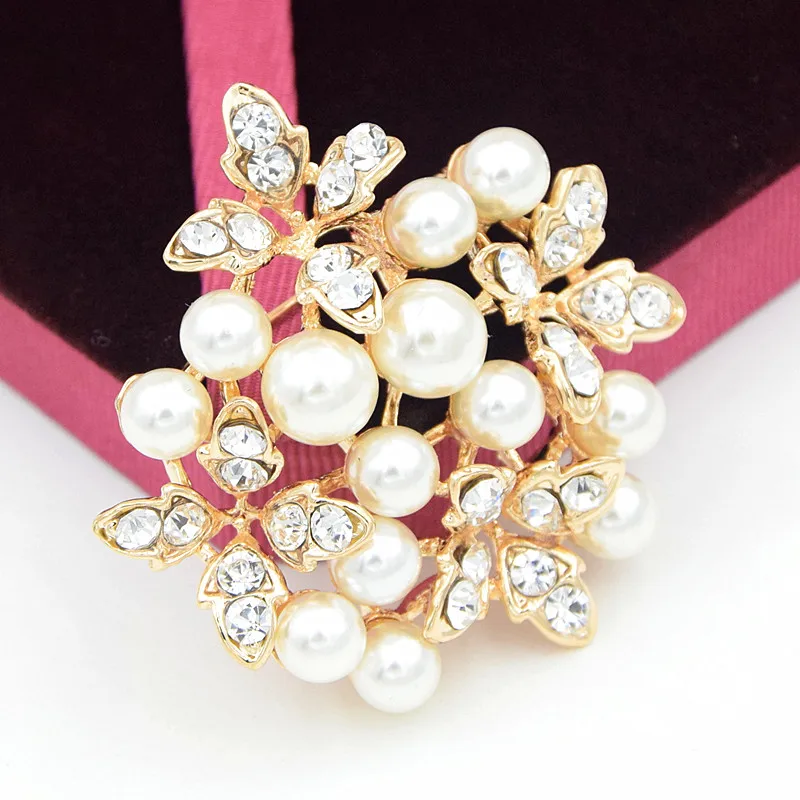 Бусины из сплава с прозрачными кристаллами и искусственным жемчугом золотого