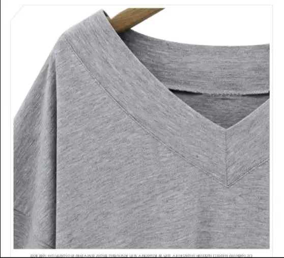 Женская хлопковая свободная футболка однотонная повседневная черная с v