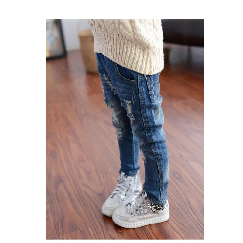 Детские джинсы для девочек с дырками маленьких мальчиков повседневные