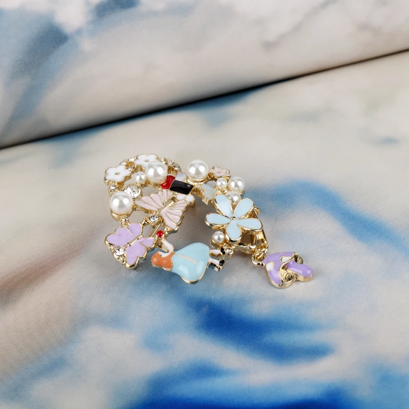 Брошь в стиле &quotАлисы стране чудес&quot металл эмаль красочными бабочками и