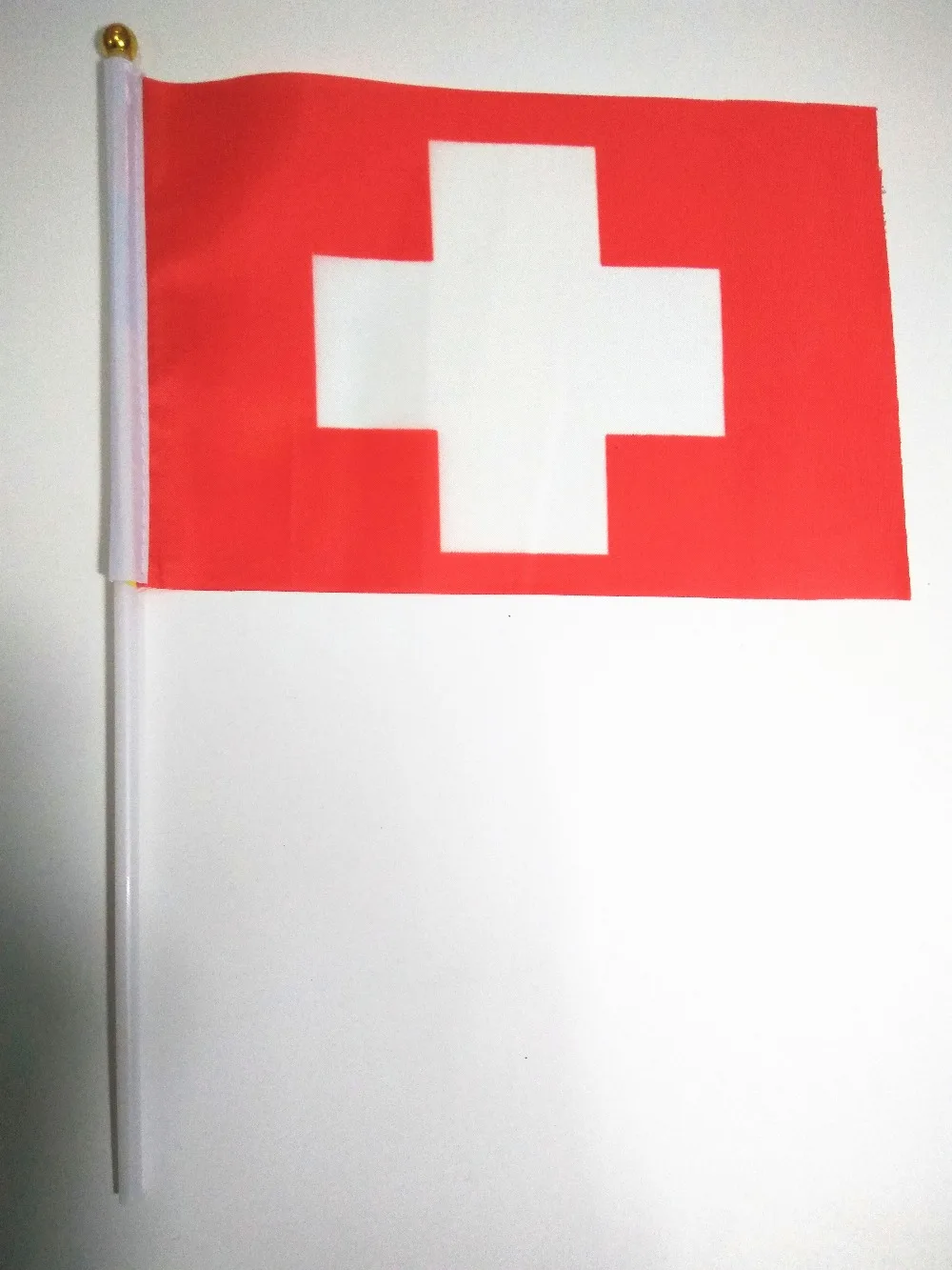 

Оптовая продажа, ручные волнистые баннеры, швейцарские маленькие государственные флаги из полиэстера с шестом 14*21 см