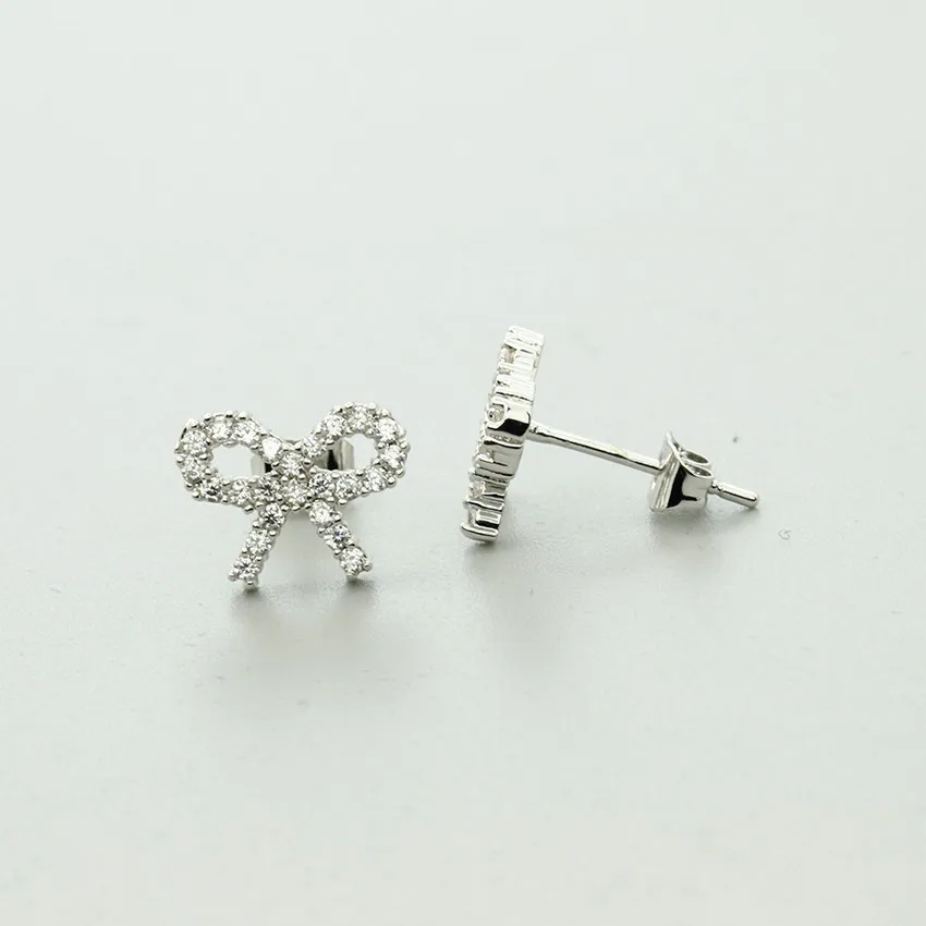 Женские серьги-гвоздики в виде банта с фианитами серебряного цвета | Украшения и
