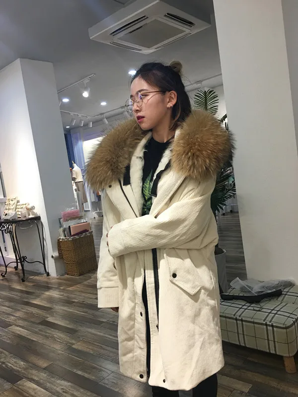 Женская Вельветовая куртка на меху с большим воротником из натурального меха