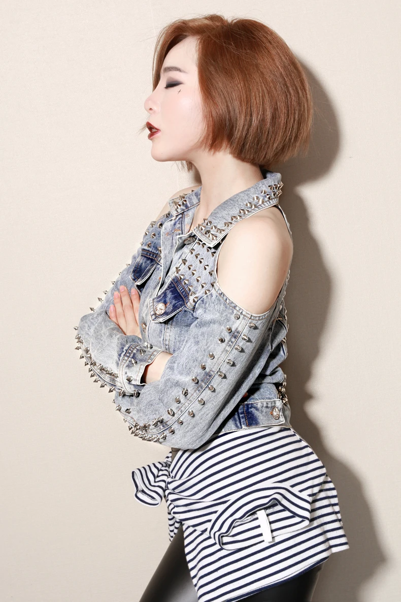 Джинсовая куртка в стиле панк с открытыми плечами и заклепками | Женская одежда