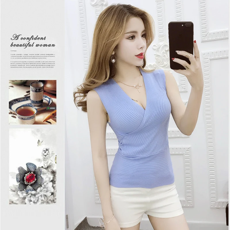 Жилет женский трикотажный без рукавов с глубоким V-образным вырезом