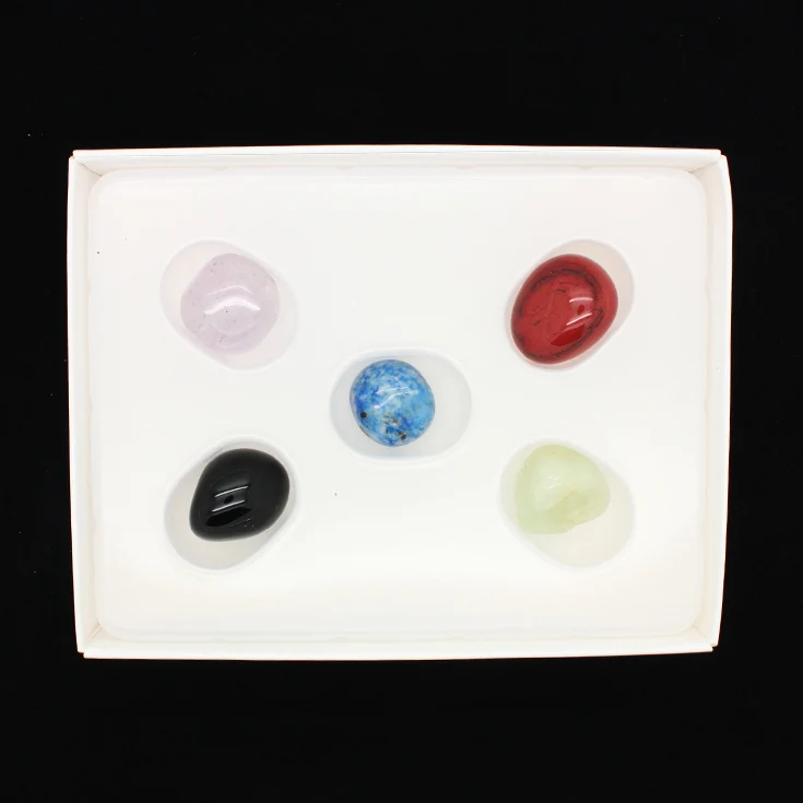 Различные минеральные сырой камень сочетание с формой группы из пяти красных