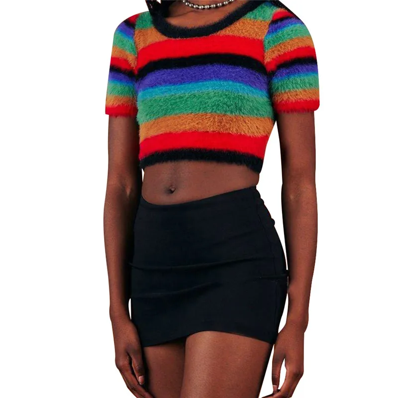 Женский укороченный свитер в радужную полоску с круглым вырезом и коротким