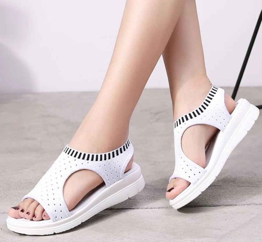 Новые летние сандалии на танкетке с эластичным ремешком низком каблуке женская