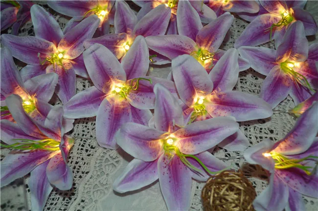 Батарея приведенный в действие искусственное фиолетовое цветы лилии гирлянда