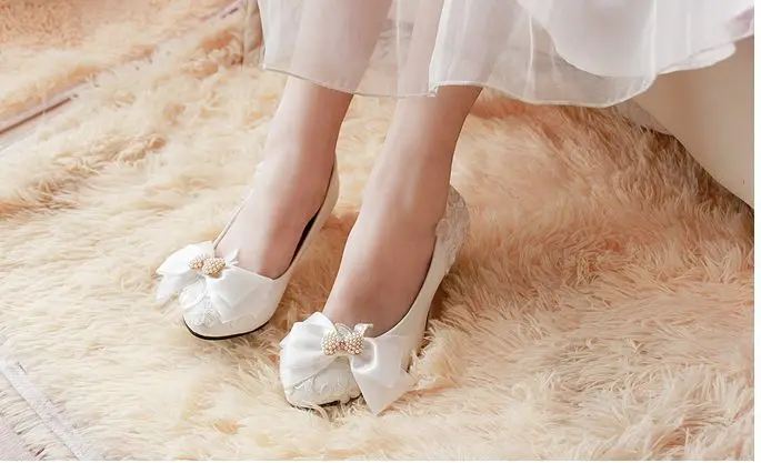 Женские свадебные туфли с бабочкой белые маленьким каблуком и бантиком для