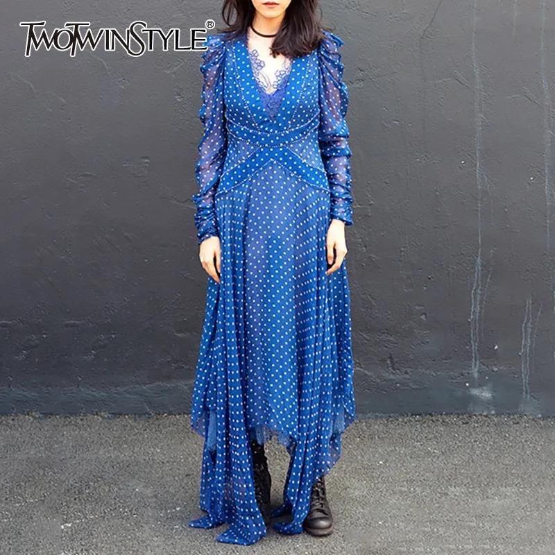 Женское кружевное платье TWOTWINSTYLE асимметричное макси в горошек с v образным