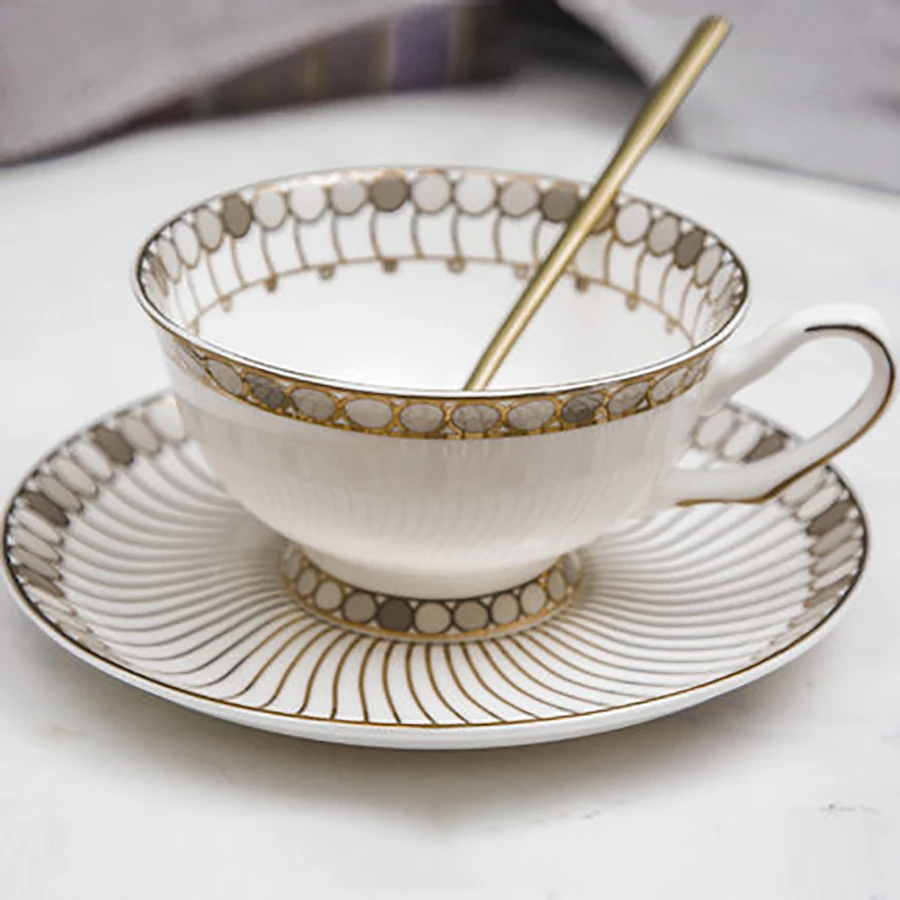 Tea Cup Set Reusable Coffee Cup Saucer Set Bone China Espresso Cups Ceramic Tasse Cafe Thee Glazen Christmas Home Crockery 50T78