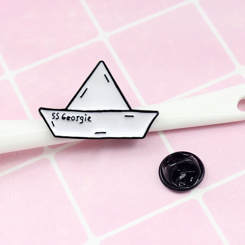 Белая бумага Лодка Металлическая Брошь с эмалью SS Джорджи Стивен Кинг это значок