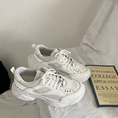 Женские сетчатые кроссовки легкие дышащие белого цвета на толстой подошве