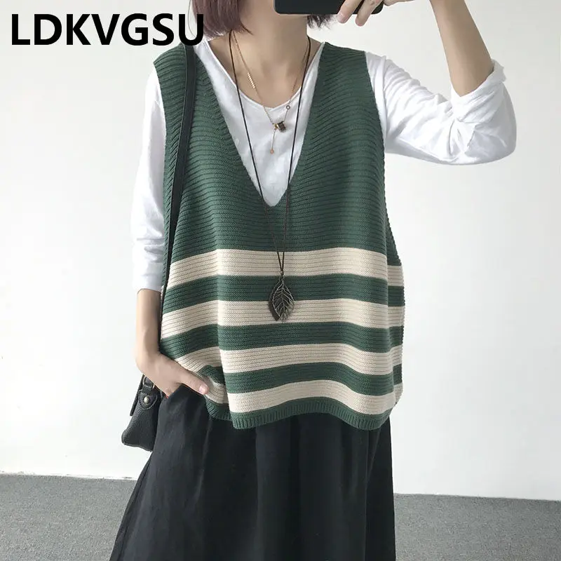 Трикотажный жилет большого размера женский короткий в полоску с треугольным