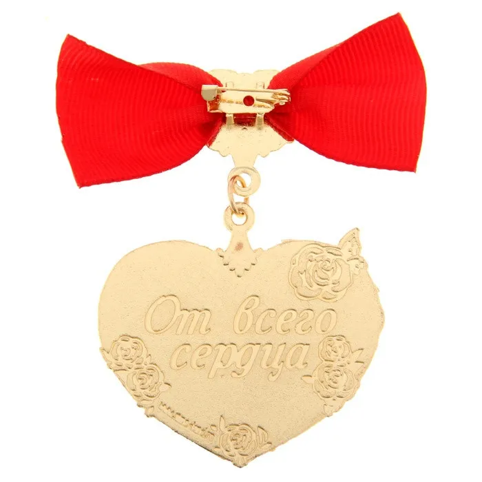 Забавные сувениры. Значок с подвеской в виде сердца и эмблема. Брошь бантом.
