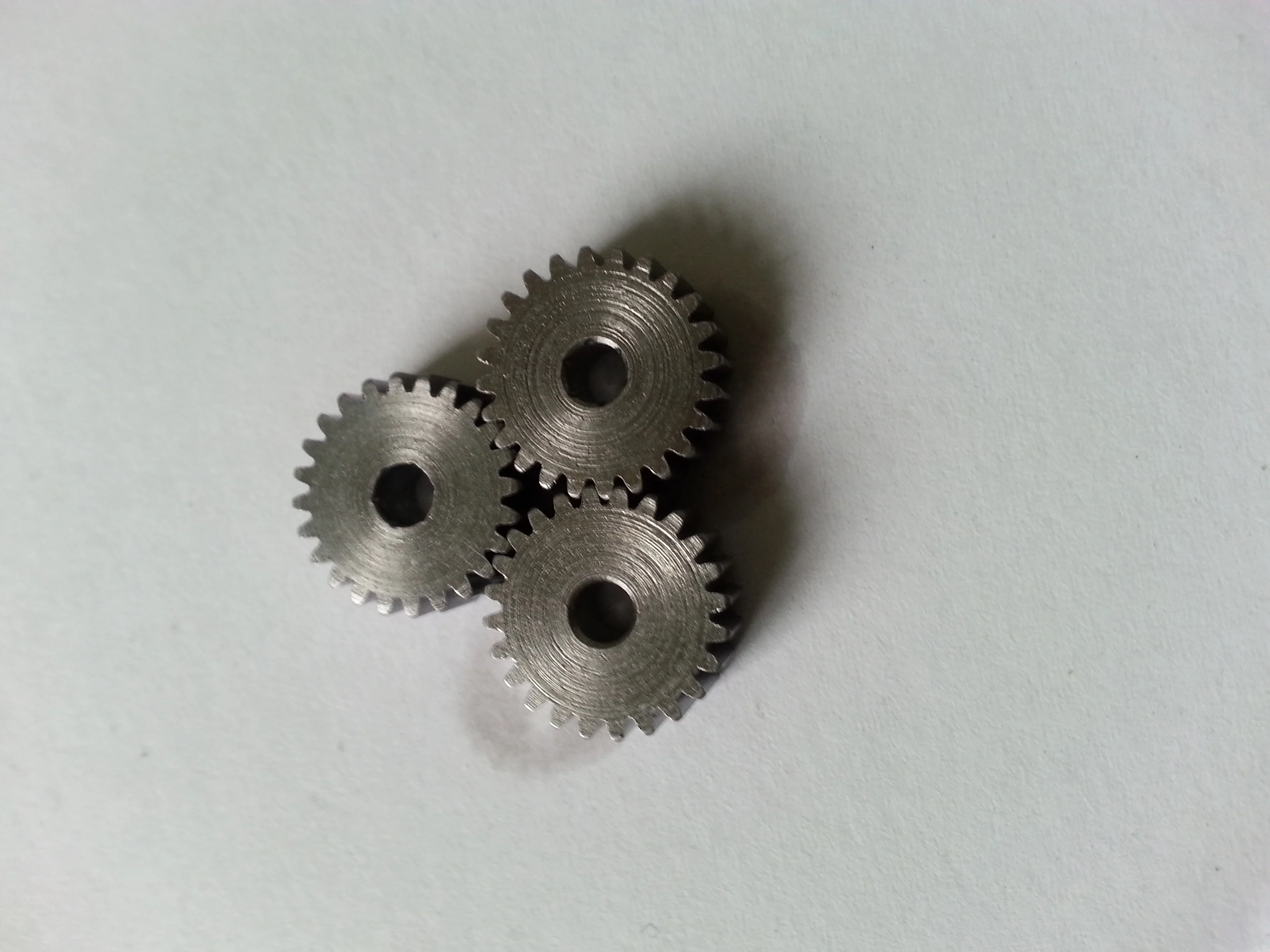 шестерня 24 зуба. у большой шестерёнки 24 зуба. шестерня на 8 зубьев. шестерня редуктора культиватора 24 зуба. у маленькой шестерни 12 зубьев а у большой 18.