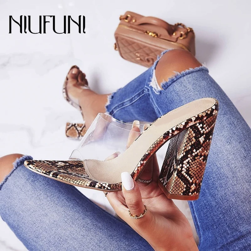 Женские сандалии со змеиным узором на толстом прозрачном каблуке с круглым