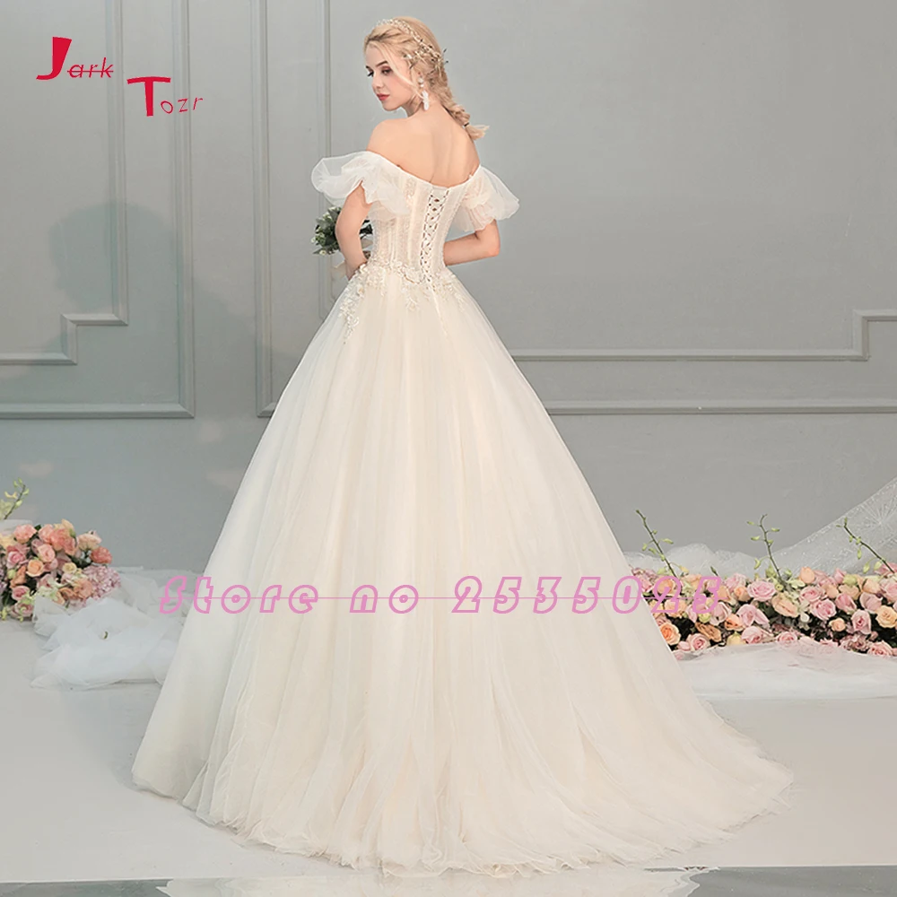 Свадебное платье трапециевидной формы из тюля с открытыми плечами в стиле