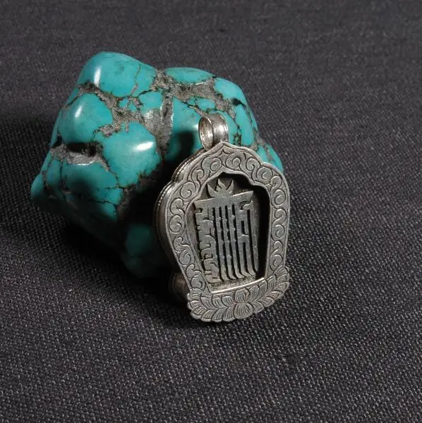 Подвеска буддистская коробка с надписью OM GAU ручной работы в Непале из серебра 925