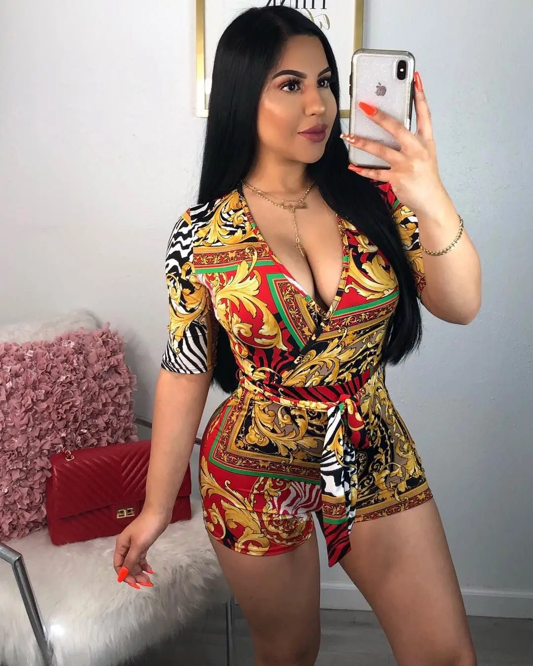 Женский комбинезон с v образным вырезом короткий коротким рукавом и поясом