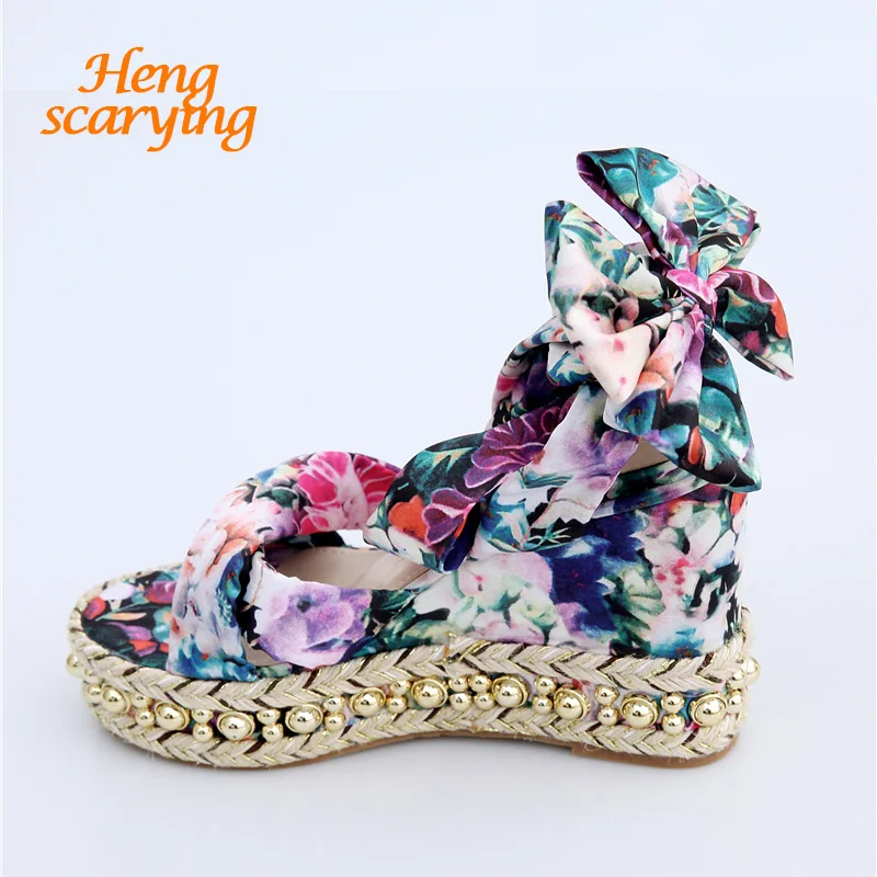 Женские сандалии на платформе с заклепками шнурках цветком высокой танкетке