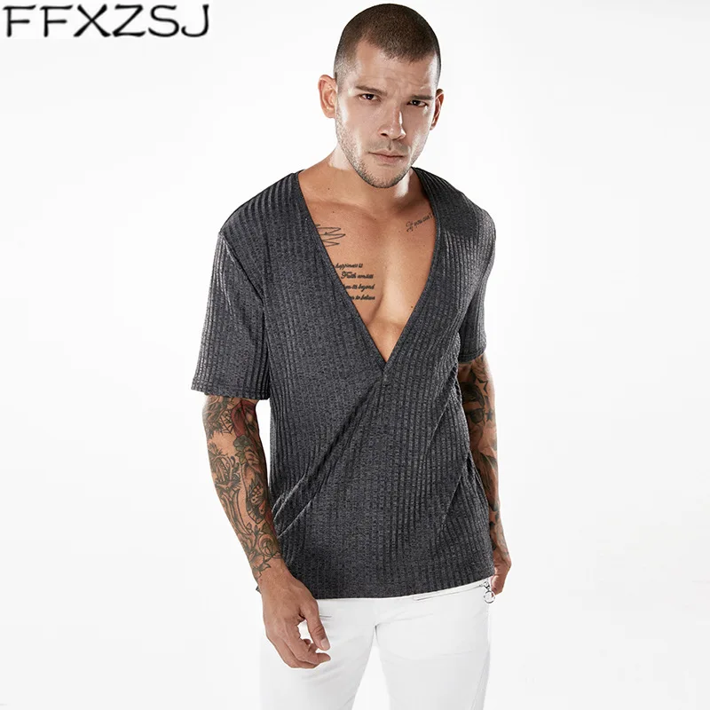 

Мужская футболка с глубоким V-образным вырезом и коротким рукавом