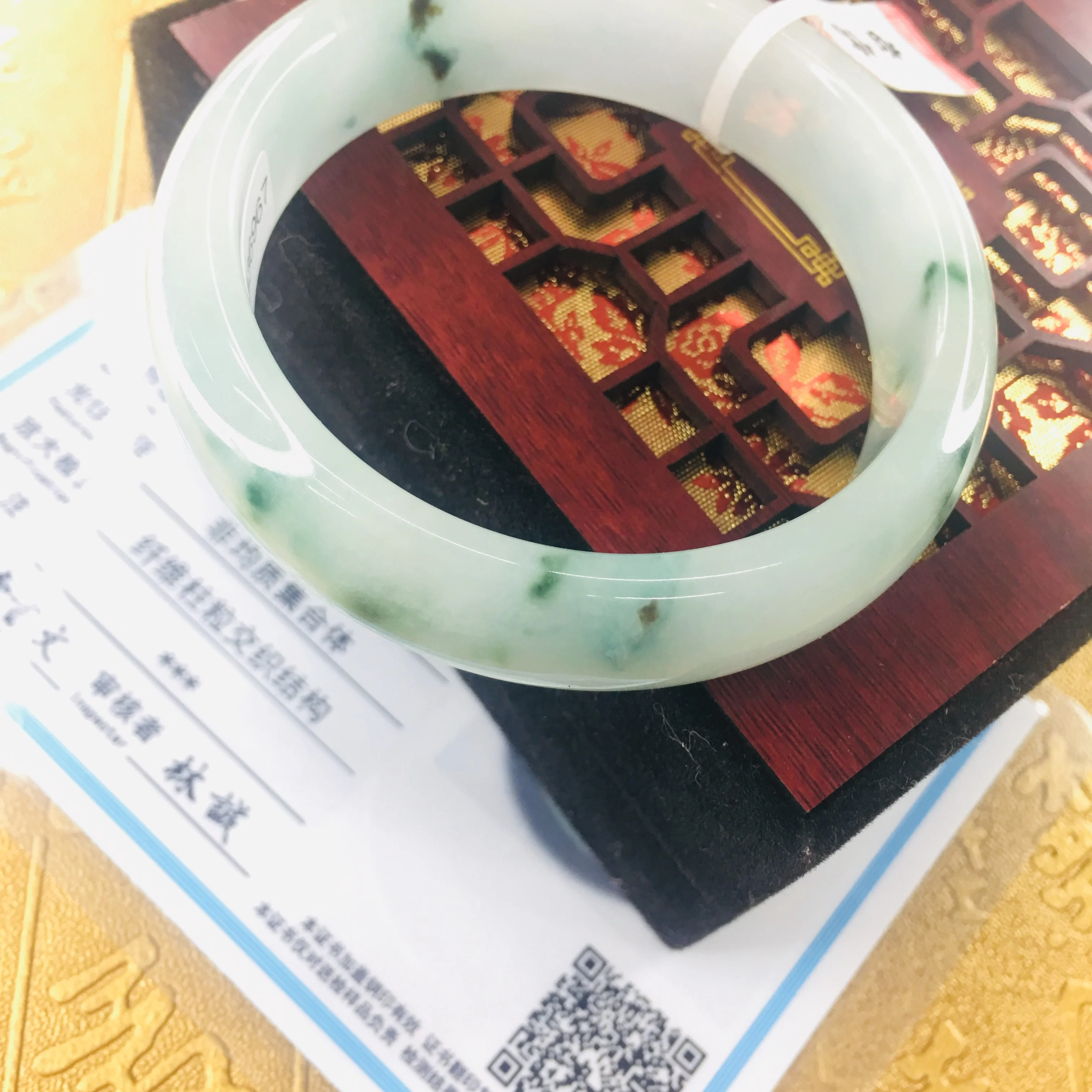 Отправить сертификат натуральный жадеитовый браслет свежий свет лед дно