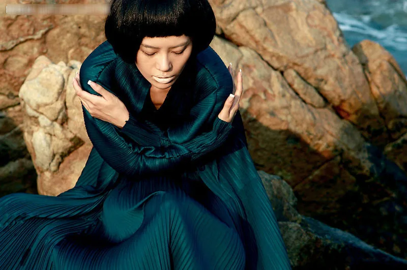 Miyake/ стиль; футболка с треугольным вырезом и рукавом три четверти в складку; брюки; два предмета;