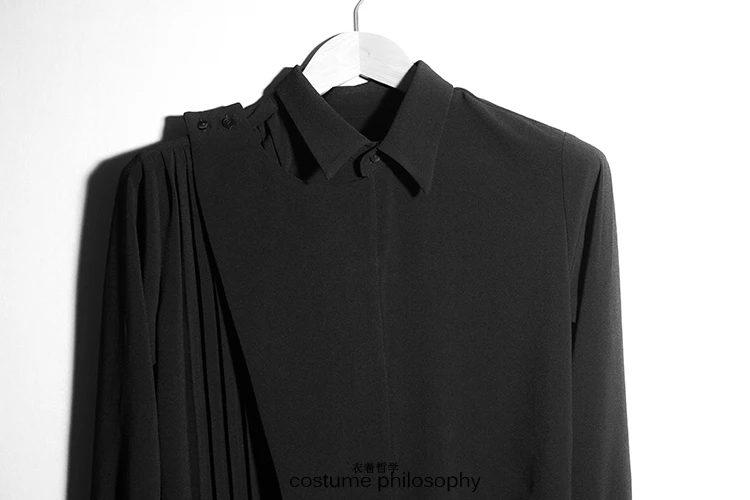 Мужская рубашка с оригинальным рисунком черно черная трендовая со складками