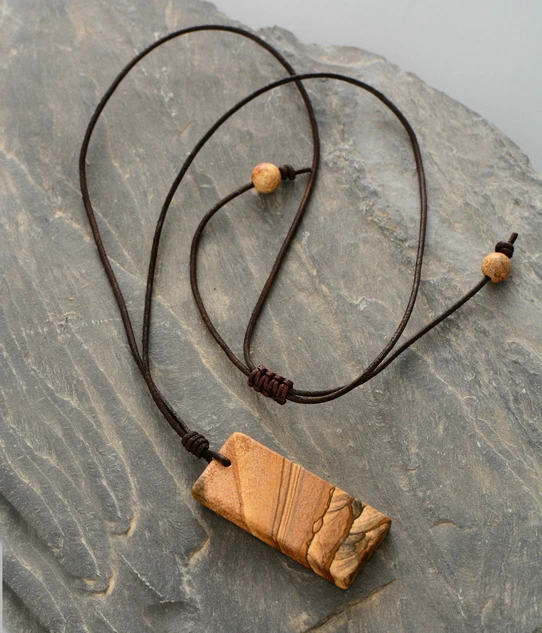 Мужское ожерелье из натурального камня кожаное с подвеской в стиле стимпанк