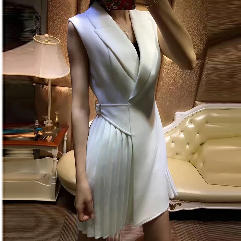 Женское облегающее платье без рукавов однотонное черно белое с драпировкой и