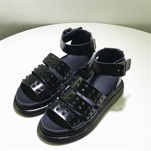 Black Stud Г., женские сандалии-гладиаторы из лакированной кожи с ремешками на лодыжках на танкетке обувь на плоской подошве летние римские сандалии с ремешками красного и золотого цвета - Цвет: Black Stud