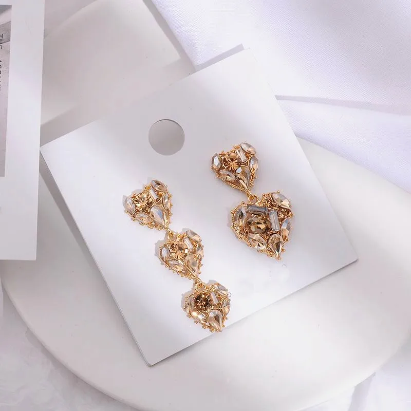 Асимметричные серьги подвески с большими и маленькими кристаллами в форме