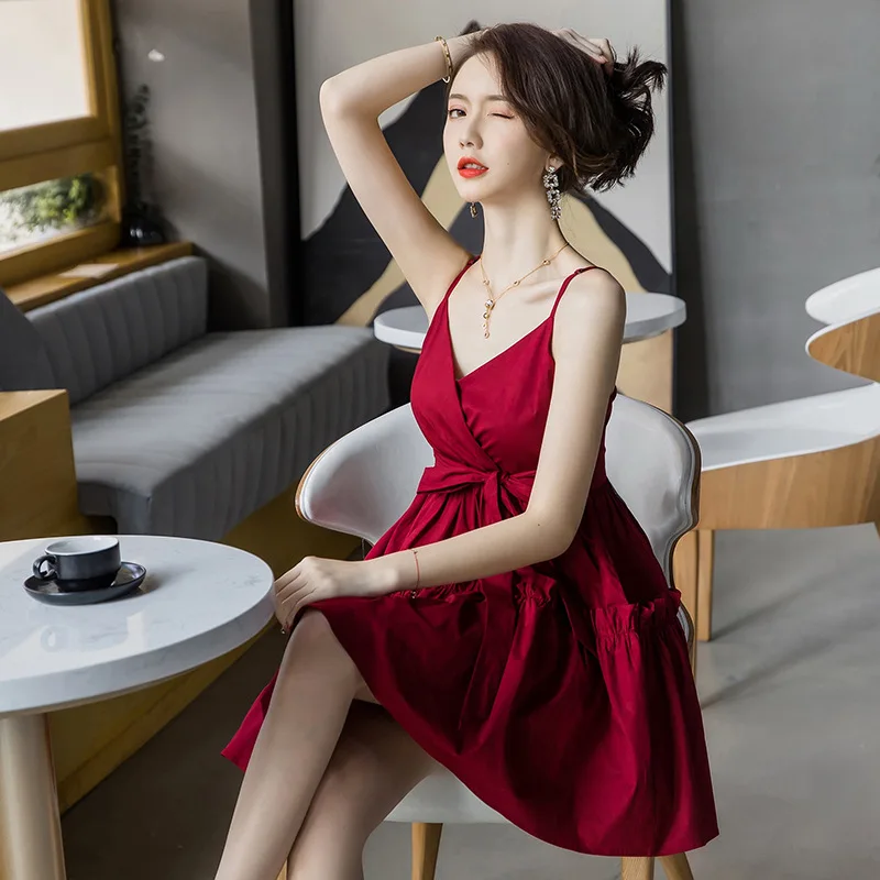 Женское черное вечернее платье с открытой спиной на тонких бретельках модное