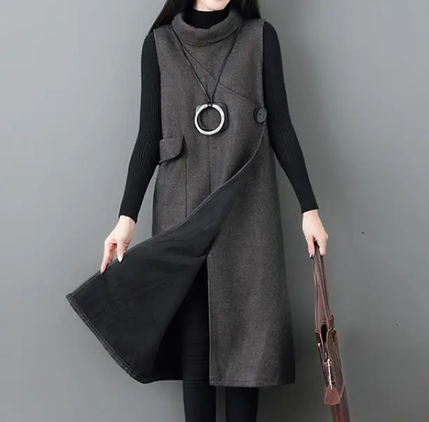 Зимние платья водолазка женские без рукавов с большим карманом разрезом на одной