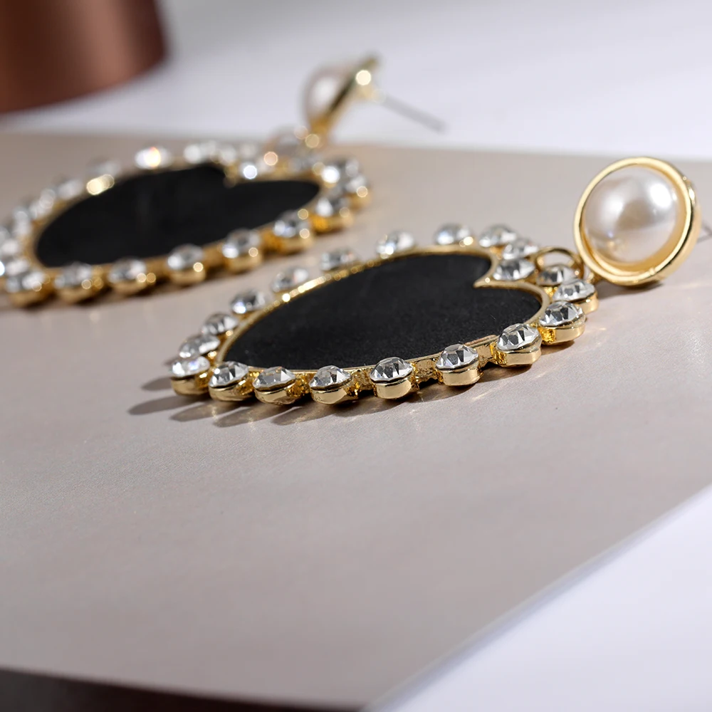 Женские металлические серьги-подвески с большим кристаллом черного цвета в