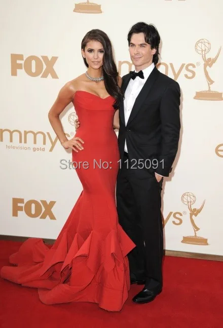 Женское вечернее платье Nina Dobrev красное без бретелек с принтом Emmy Awards