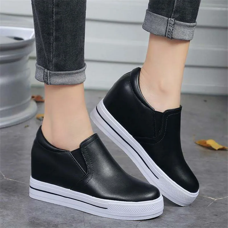 Женские кроссовки на танкетке и платформе черные кожаные лоферы с круглым носком