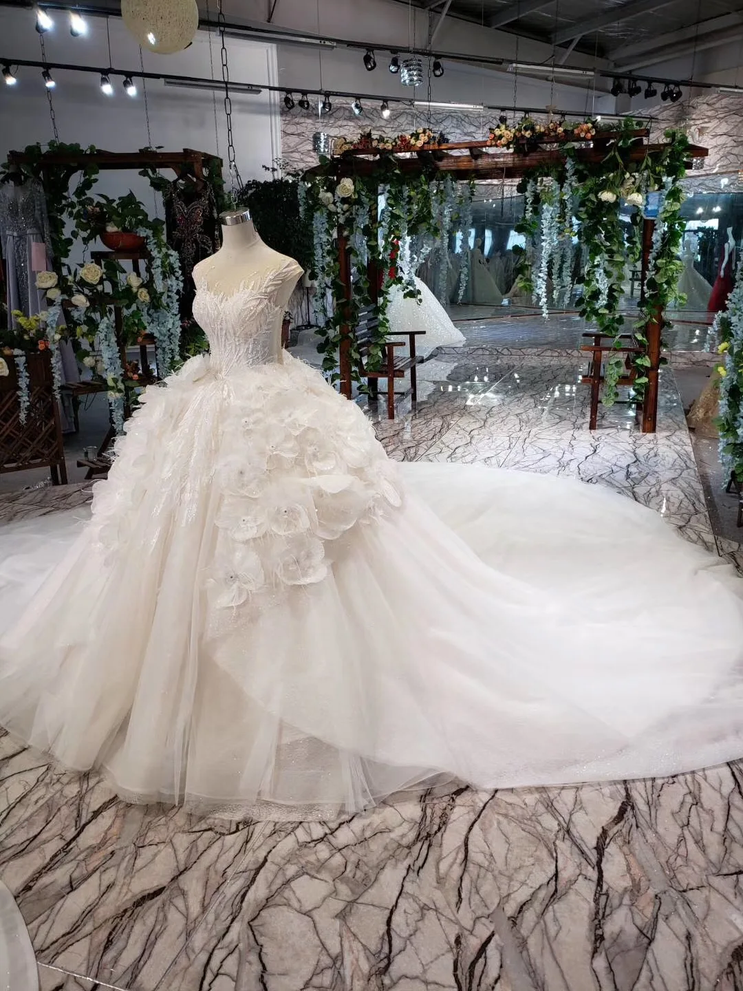 

Long Train 3d Flowers Puffy Luxury Crystals Sequins Lace Beaded Wedding Dress 2019 Bride Dresses Wedding Gown Dress For Wedding