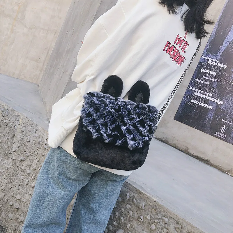 Женская сумка мессенджер однотонная велюровая на плечо с заячьими ушками