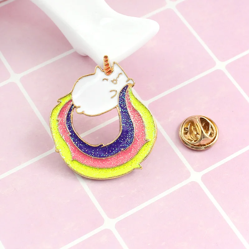 Мультяшный милый Единорог использует свою красочную гигантскую подушку для сна