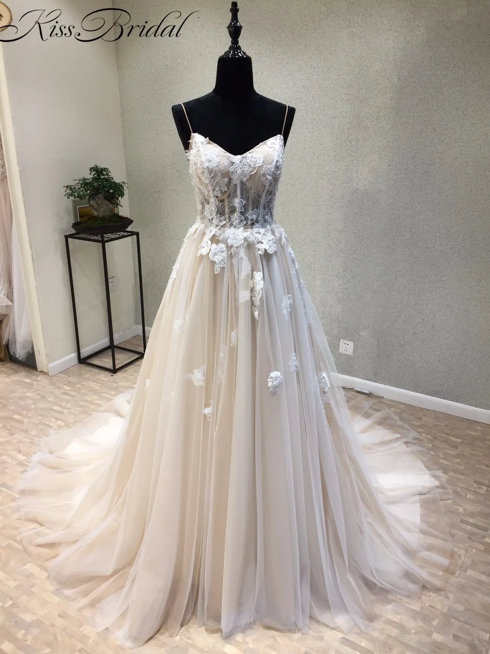 Новое поступление 2018 свадебное платье с О образным вырезом без рукавов