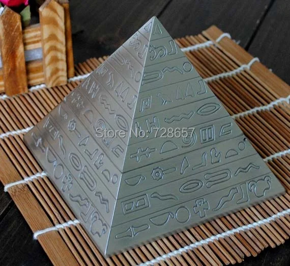 

Creative Alloy Pyramid Model Ashtray Ornamental Metal Cigarette Smoking Gadget Decoration Art and Craft Accessories Furnishing